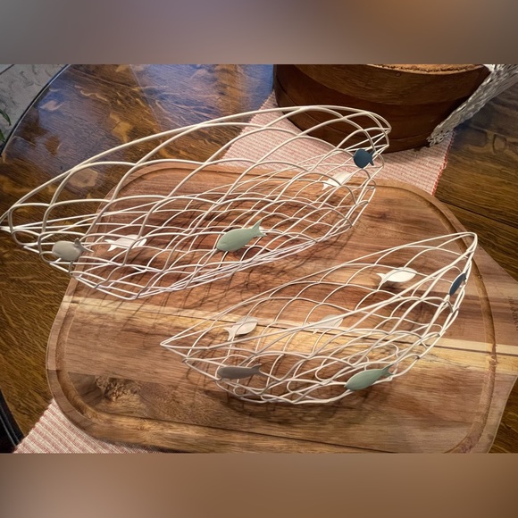 (2) Nautical Ivory Wire Boat Shaped Baskets (3) Metal Colored Fish on each side - Picture 2 of 10